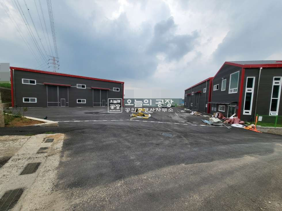 경기 화성만세구 장안면 부지1000평 / 건물 367평/ 사무실 및 숙소 / 전기 400kw / 넓은마당 월세 매물번호 10344 사진 1